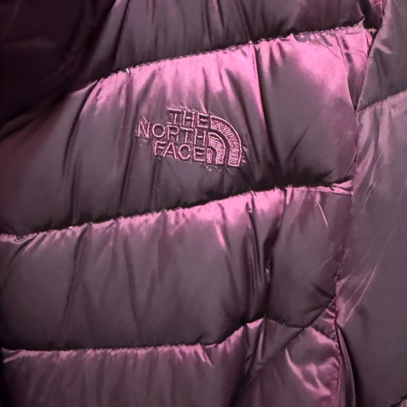 The North Face Women's burgundy/plum Puffer Jacket, Lg - Picture 3 of 10